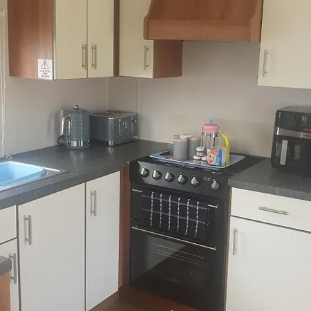 Charming 3-Bed Lodge In Clacton-On-Sea Exterior photo