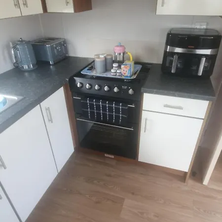 Charming 3-Bed Lodge In Clacton-On-Sea Exterior photo