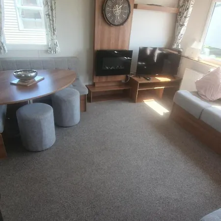 Charming 3-Bed Lodge In Clacton-On-Sea Exterior photo