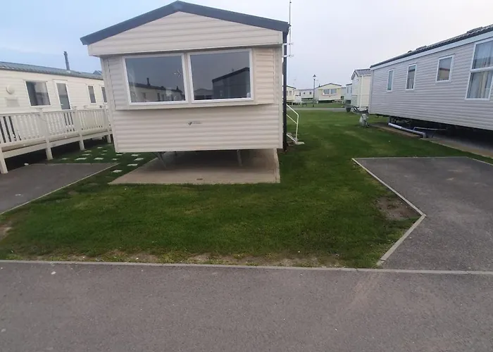 Charming 3-Bed Lodge In Clacton-On-Sea